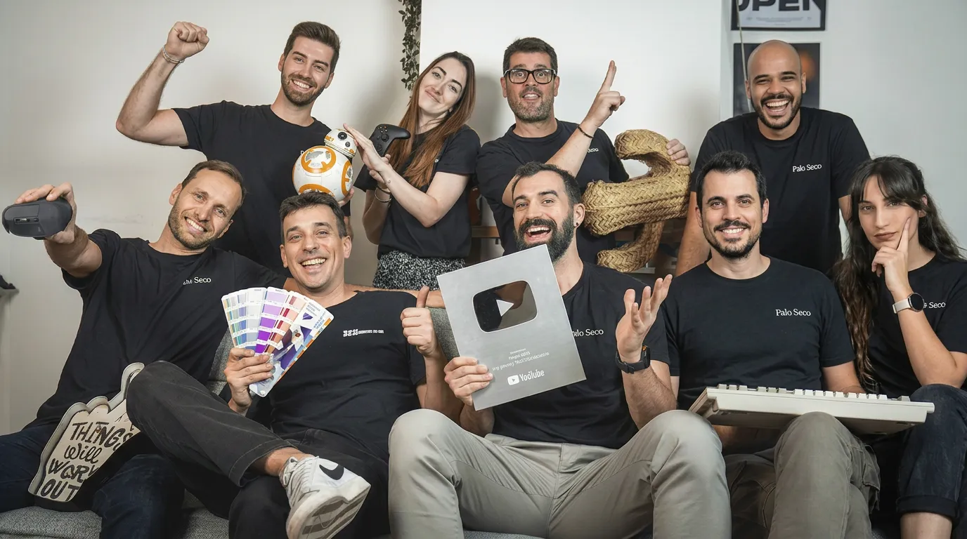 Equipo de Palo Seco celebrando con el botón de plata de YouTube